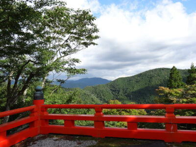 鞍馬寺本殿から見る、比叡山